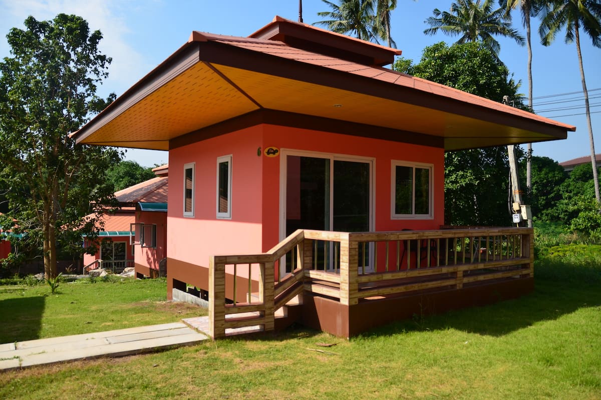 Meja, langsir/tirai gelap terus, katil lipat simpan/tambahan