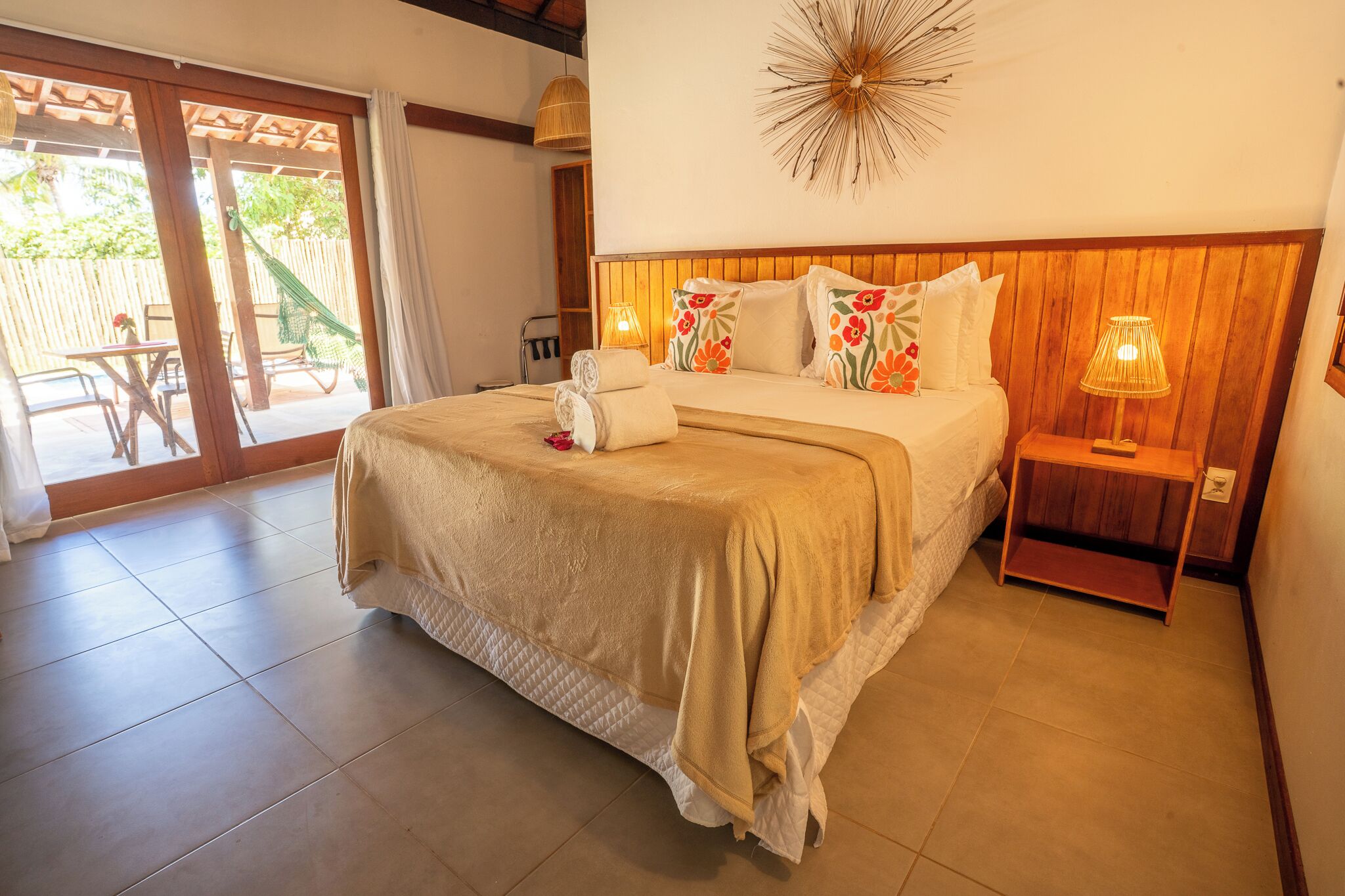 Bangalô, piscina particular, vista para o jardim | Escrivaninha, espaço de trabalho para notebook, cortinas blackout