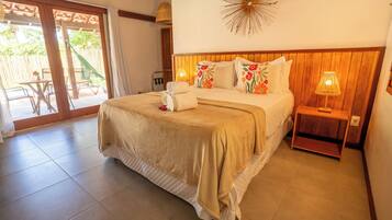 Bangalô, piscina particular, vista para o jardim | Escrivaninha, espaço de trabalho para notebook, cortinas blackout