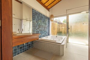 Bungalow - viss havsutsikt | Privat bubbelpool