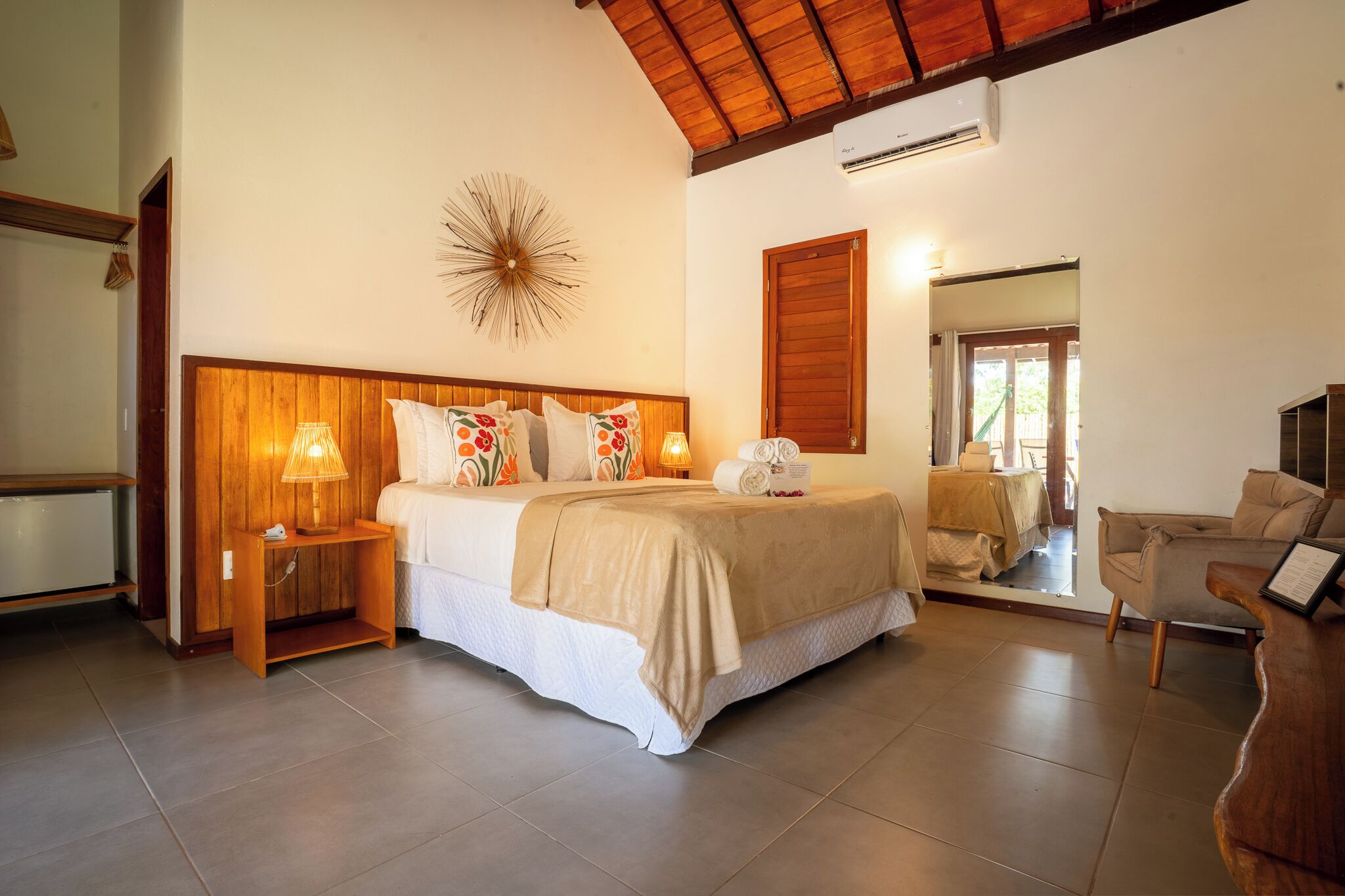 Bangalô, piscina particular, vista para o jardim | Escrivaninha, espaço de trabalho para notebook, cortinas blackout