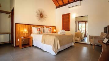 Bangalô, piscina particular, vista para o jardim | Escrivaninha, espaço de trabalho para notebook, cortinas blackout