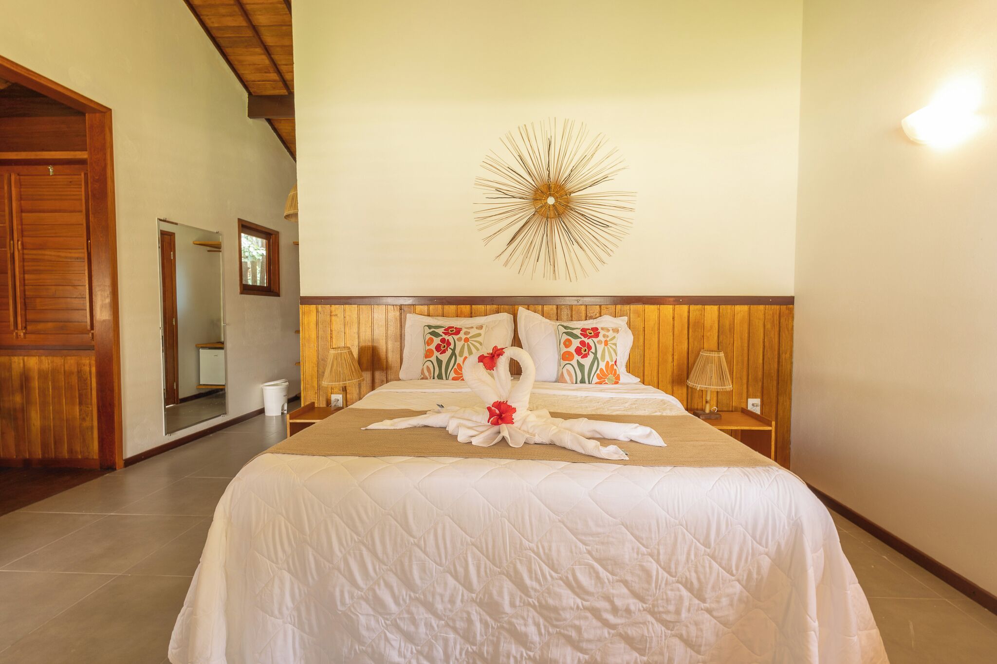 Bangalô, vista parcial para o oceano | Escrivaninha, espaço de trabalho para notebook, cortinas blackout