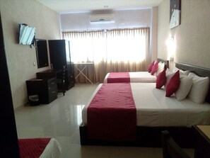 Daunenbettdecken, Schreibtisch, Bügeleisen/Bügelbrett, Zustellbetten