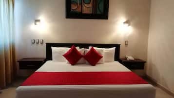 Habitación doble, 1 cama King size | Edredón, escritorio, tabla de planchar con plancha y camas extra