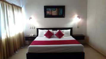 Quarto casal, 1 cama King | Edredons de pluma, escrivaninha, ferros/tábuas de passar roupa