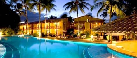 Outdoor pool, pool umbrellas, sun loungers