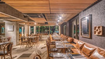 Petit-déjeuner, déjeuner et dîner servis sur place, vue sur la mer