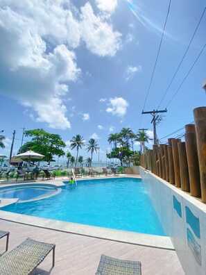 Outdoor pool, pool loungers - Hotel Ponta Verde Maceio (Maceió)