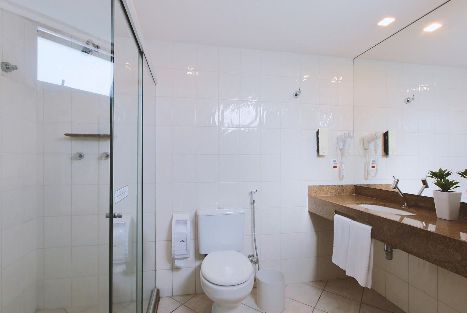 frente mar casal (1º ao 3º andar) | bathroom | shower, hair dryer, towels