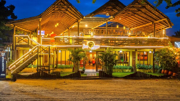 A hotel with a wooden structure, multiple levels, and a sign reading "Jeri Village Hotel". - Jeri Village Hotel (Jijoca de Jericoacoara)