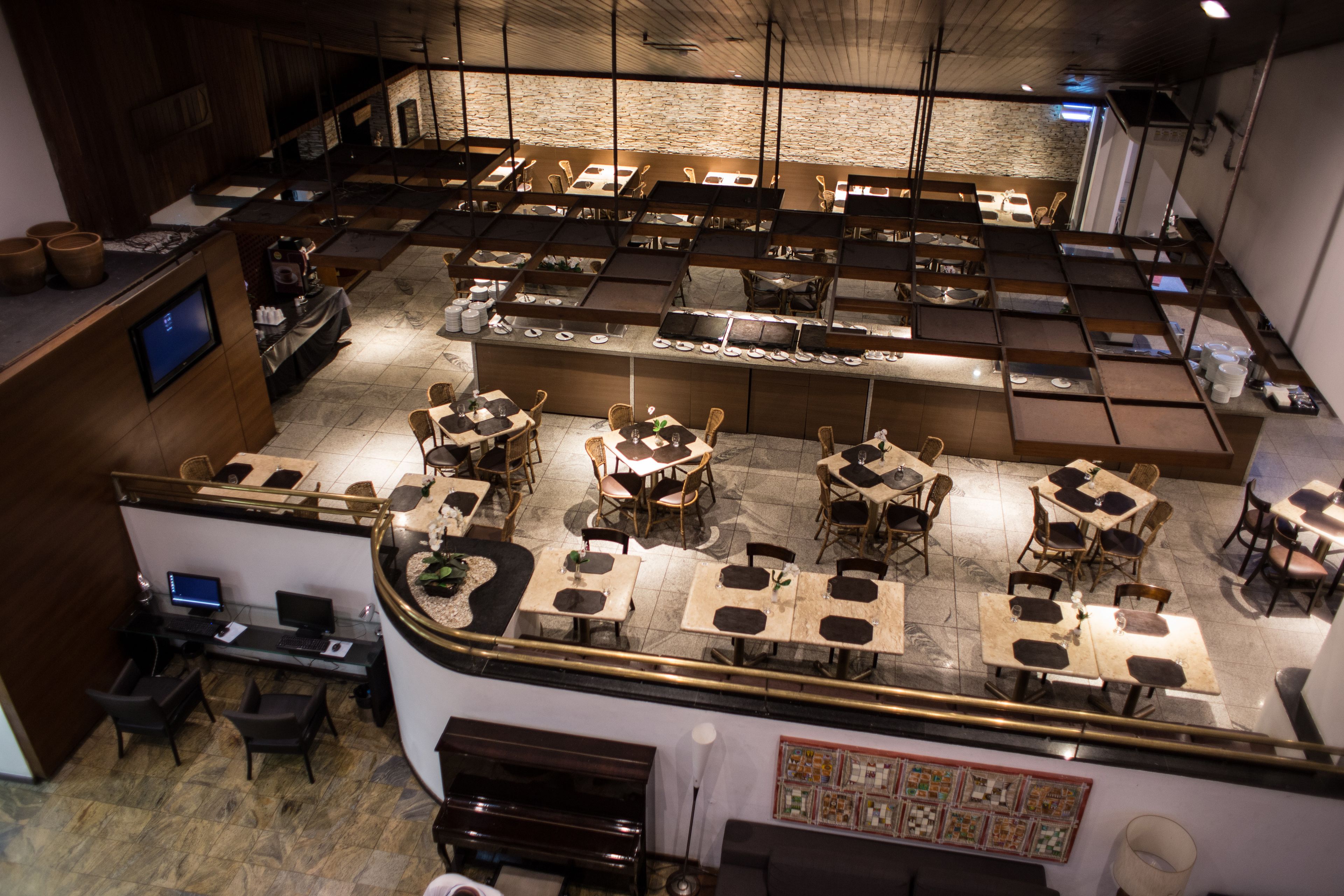 breakfast, lunch, dinner served; international cuisine