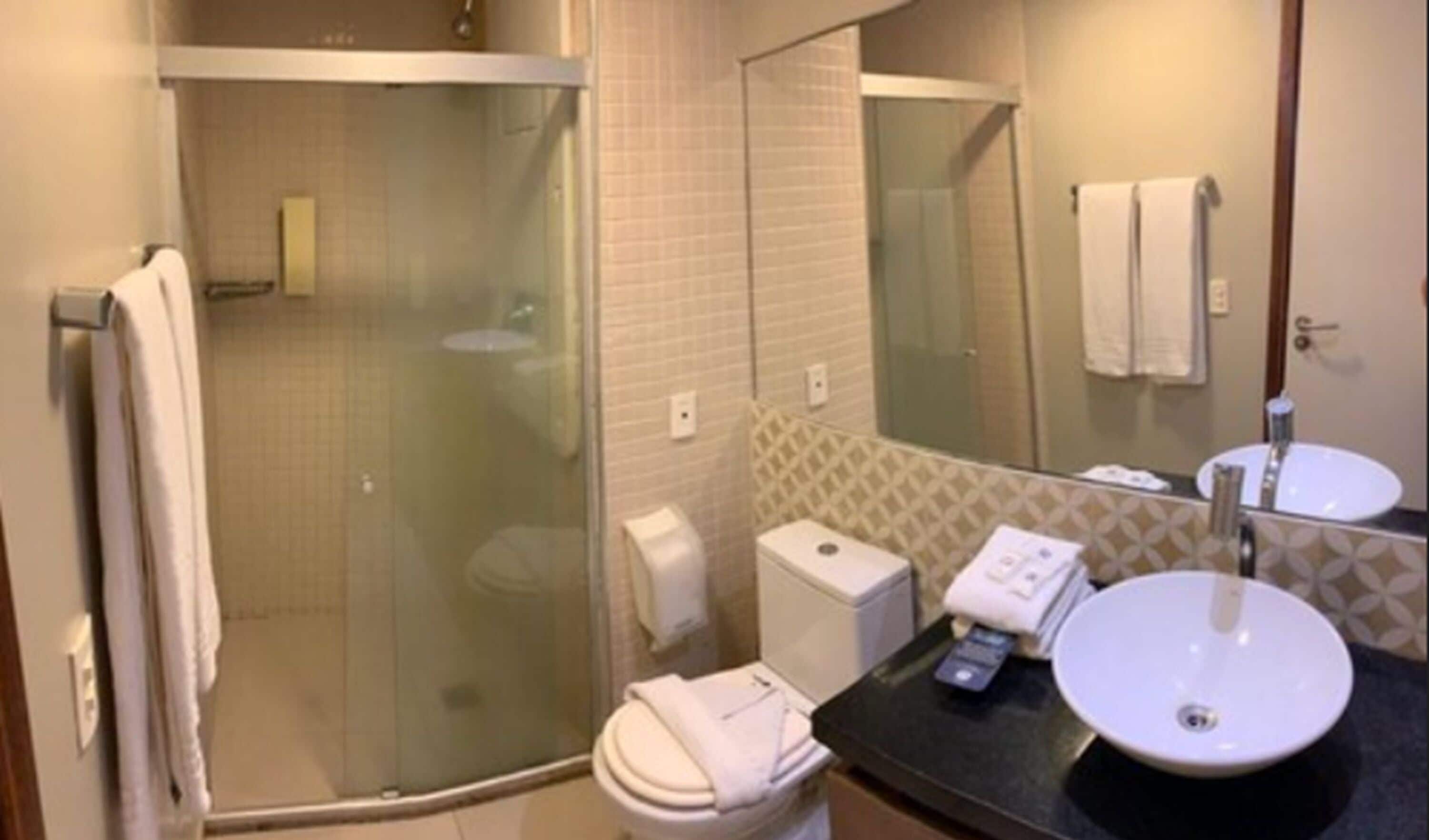executive room | bathroom | combined shower/bathtub, free toiletries, hair dryer, towels