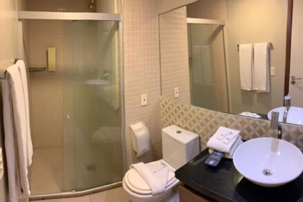 executive room | bathroom | combined shower/bathtub, free toiletries, hair dryer, towels
