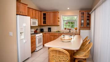 Casa de campo familiar | Cocina privada | Refrigerador con congelador, microondas, horno y parrilla de estufa