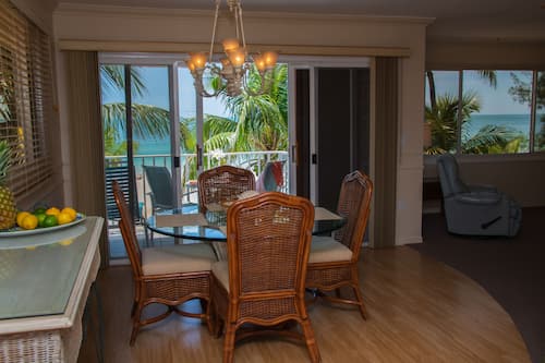 Luxury-Penthouse, 1 King-Bett und Schlafsofa, Küche, Strandblick | Essbereich im Zimmer
