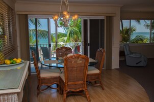 Cobertura superluxo, 1 cama King e sofá-cama, cozinha, vista para a praia | Opções para refeição no quarto