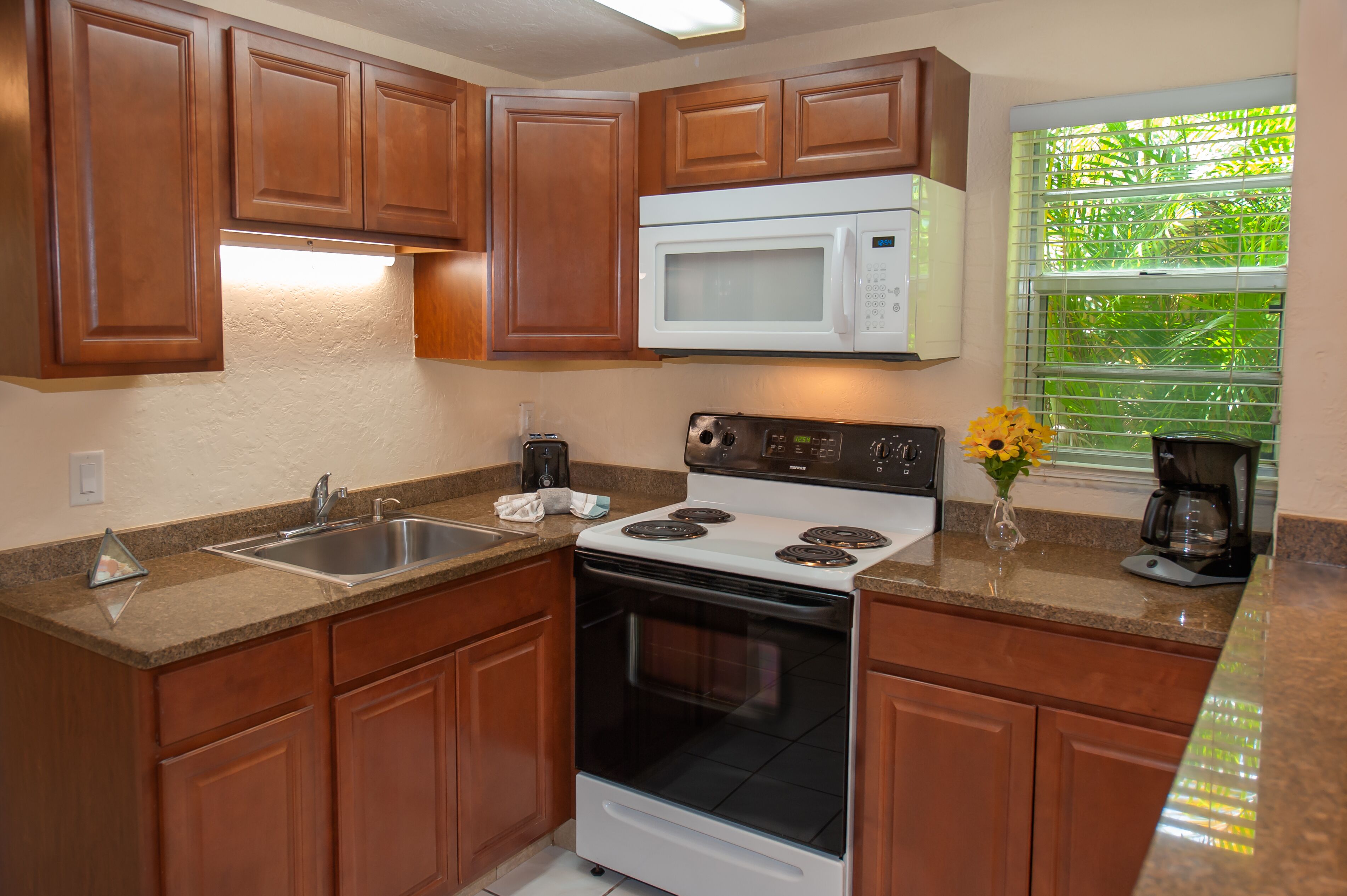 violet cottage | private kitchen | full-sized fridge, microwave, oven, stovetop