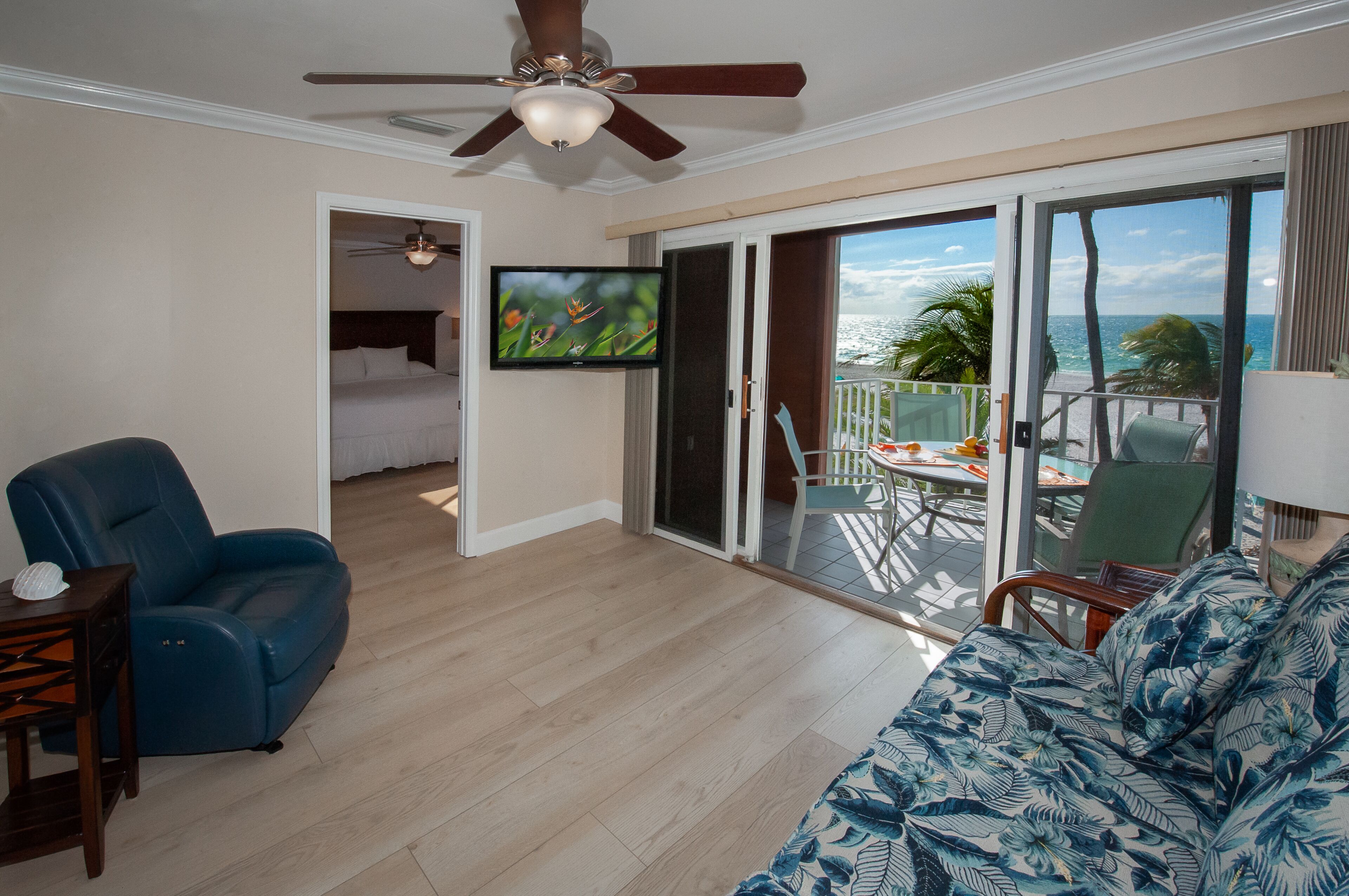 Penthouse de lujo, 2 habitaciones, cocina, vista a la playa | Área de sala de estar | Televisión de pantalla plana de 55 pulgadas con canales por cable 