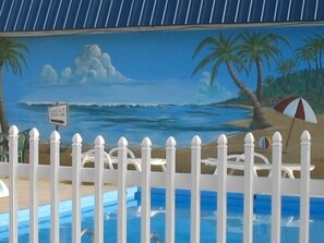 Outdoor pool - Caprice Motor Inn (Branson)