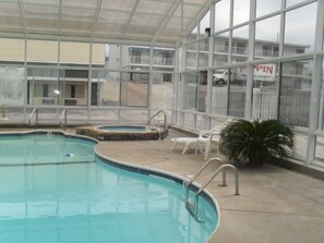 Outdoor pool - Caprice Motor Inn (Branson)