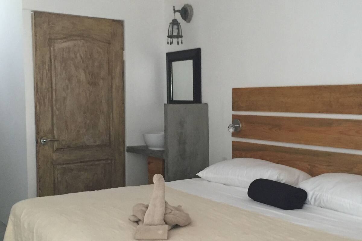 Habitación Confort, 1 cama de matrimonio grande, baño privado | Caja fuerte, wifi gratis, ropa de cama