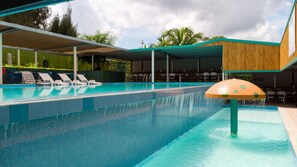 Una piscina al aire libre, tumbonas