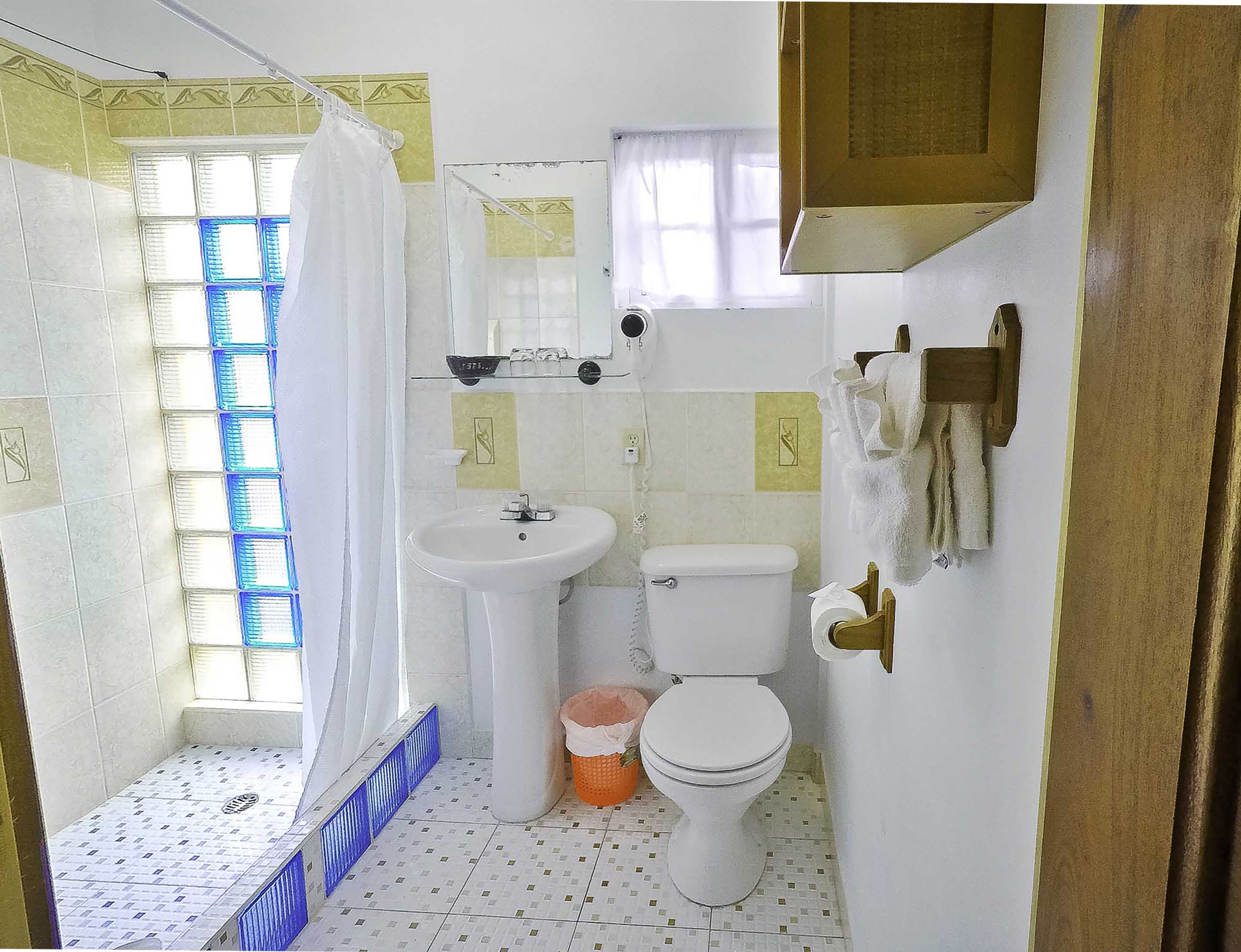 deluxe room | bathroom | free toiletries, towels, soap, toilet paper