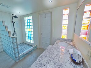 Free toiletries, towels, soap, toilet paper - Rumors Resort Hotel (San Ignacio)