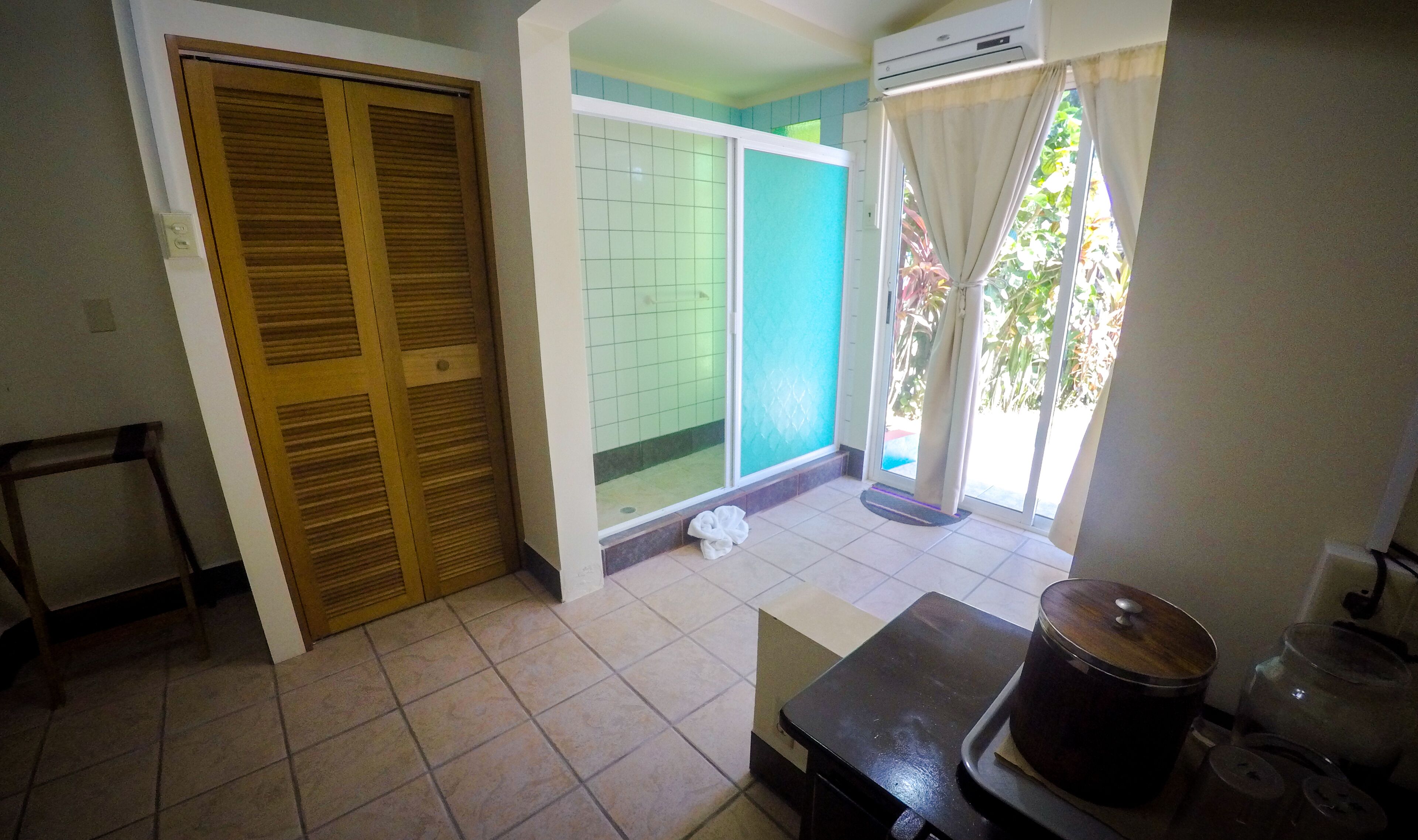 economy room | bathroom | free toiletries, towels, soap, toilet paper