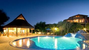 Piscina externa, guarda-sóis, espreguiçadeiras