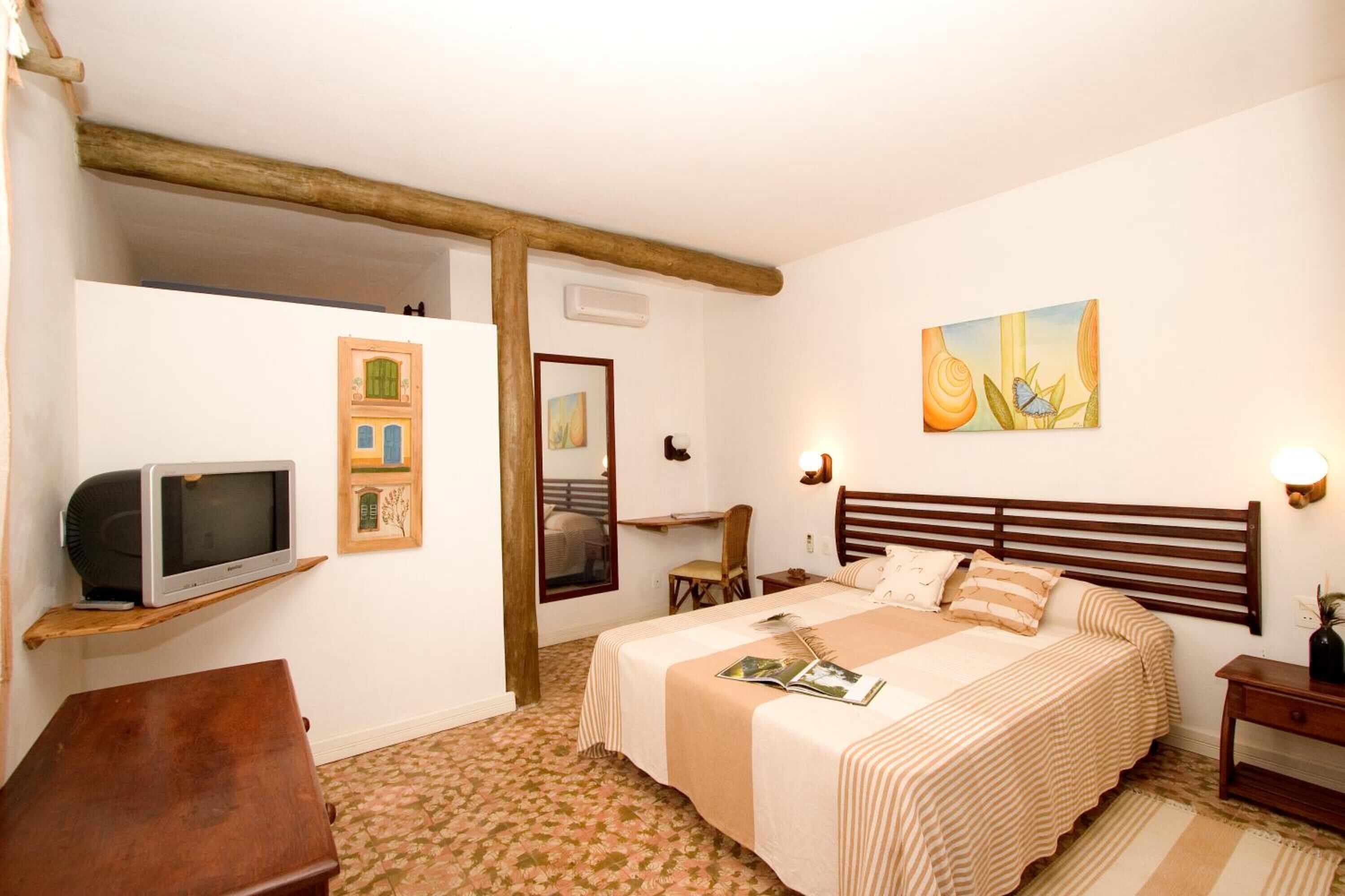 Cofres nos quartos, Wi-Fi de cortesia, roupa de cama