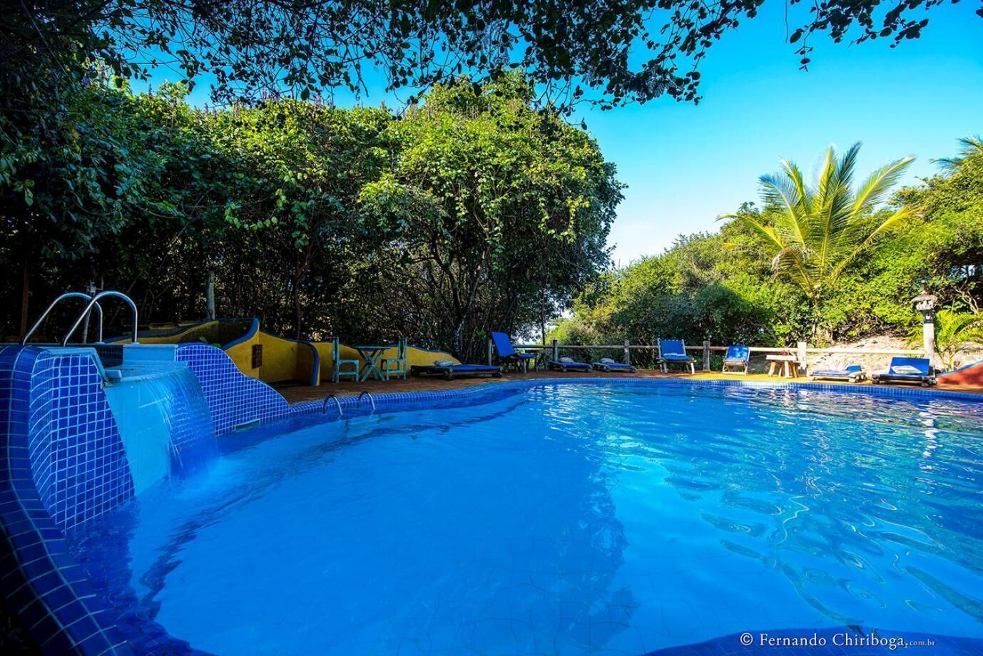 Piscina externa, guarda-sóis, espreguiçadeiras