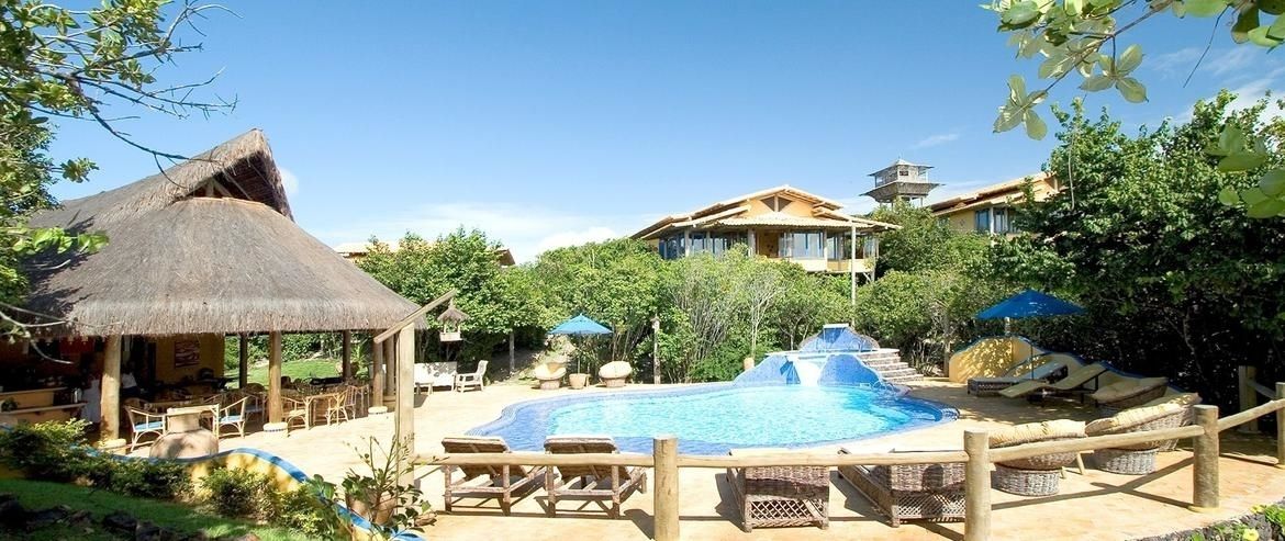 Alberca al aire libre, sombrillas en la alberca y camastros 