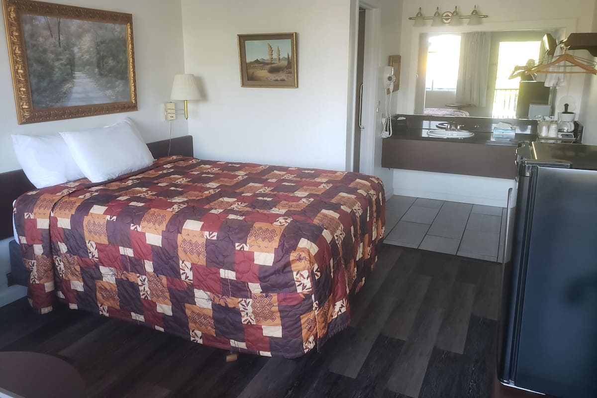 Tabla de planchar con plancha, wifi gratis y ropa de cama