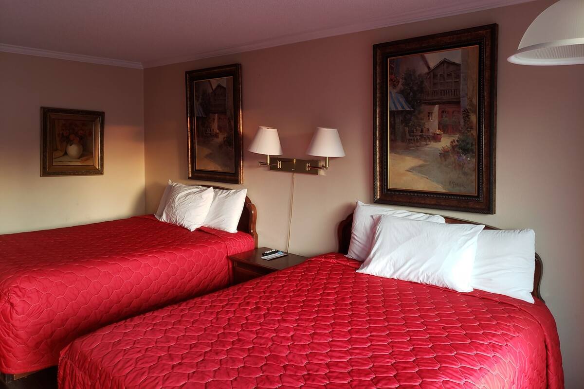 Tabla de planchar con plancha, wifi gratis y ropa de cama