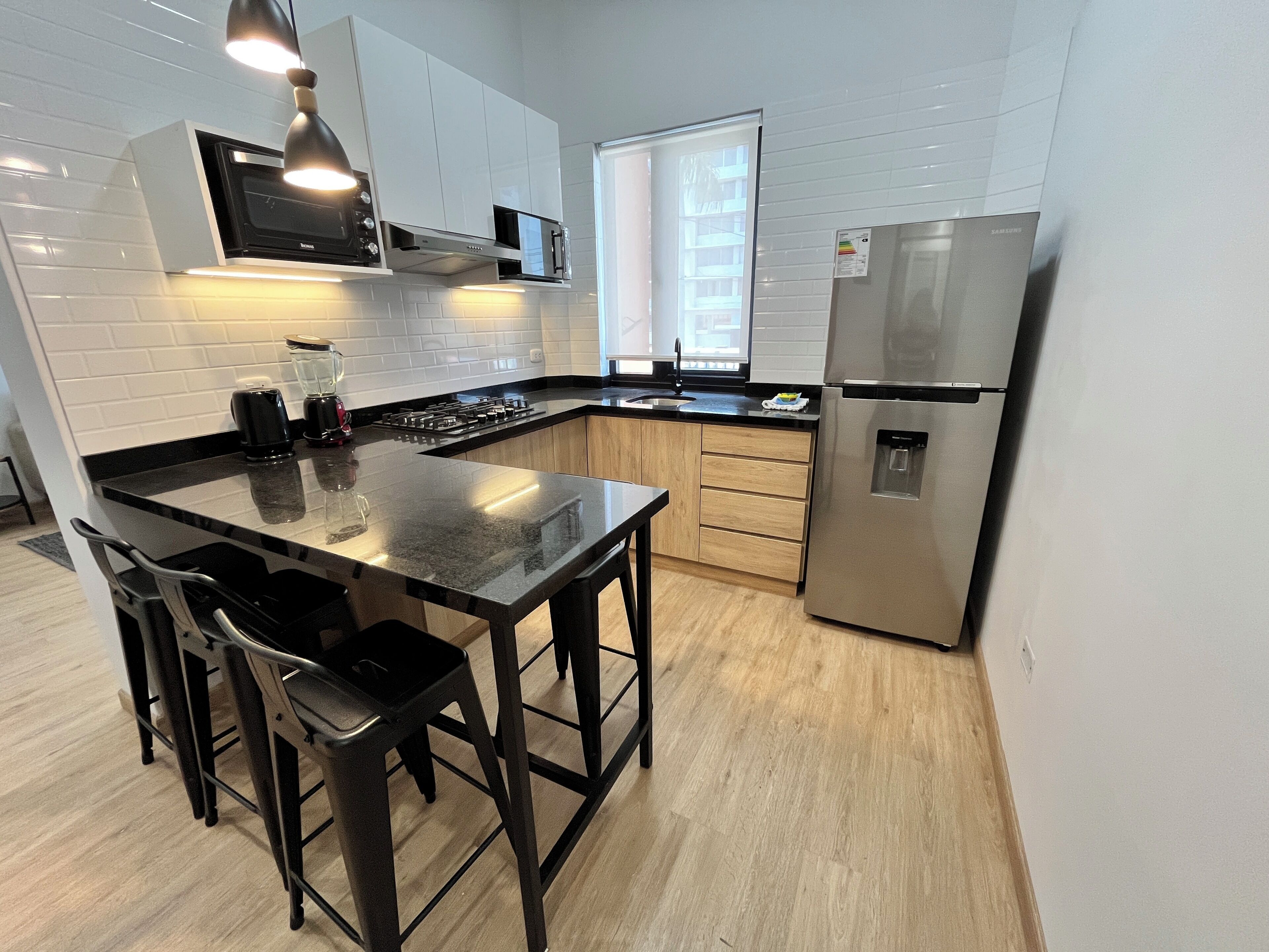 尊荣公寓, 1 张特大床 | 私人厨房 | 冰箱、微波炉、厨具/餐具