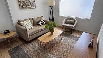 Apartamento premium, 1 cama King | Área de estar | TV de tela plana