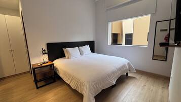 Senior appartement, 1 queensize bed | Een kluis op de kamer, gratis wifi, beddengoed