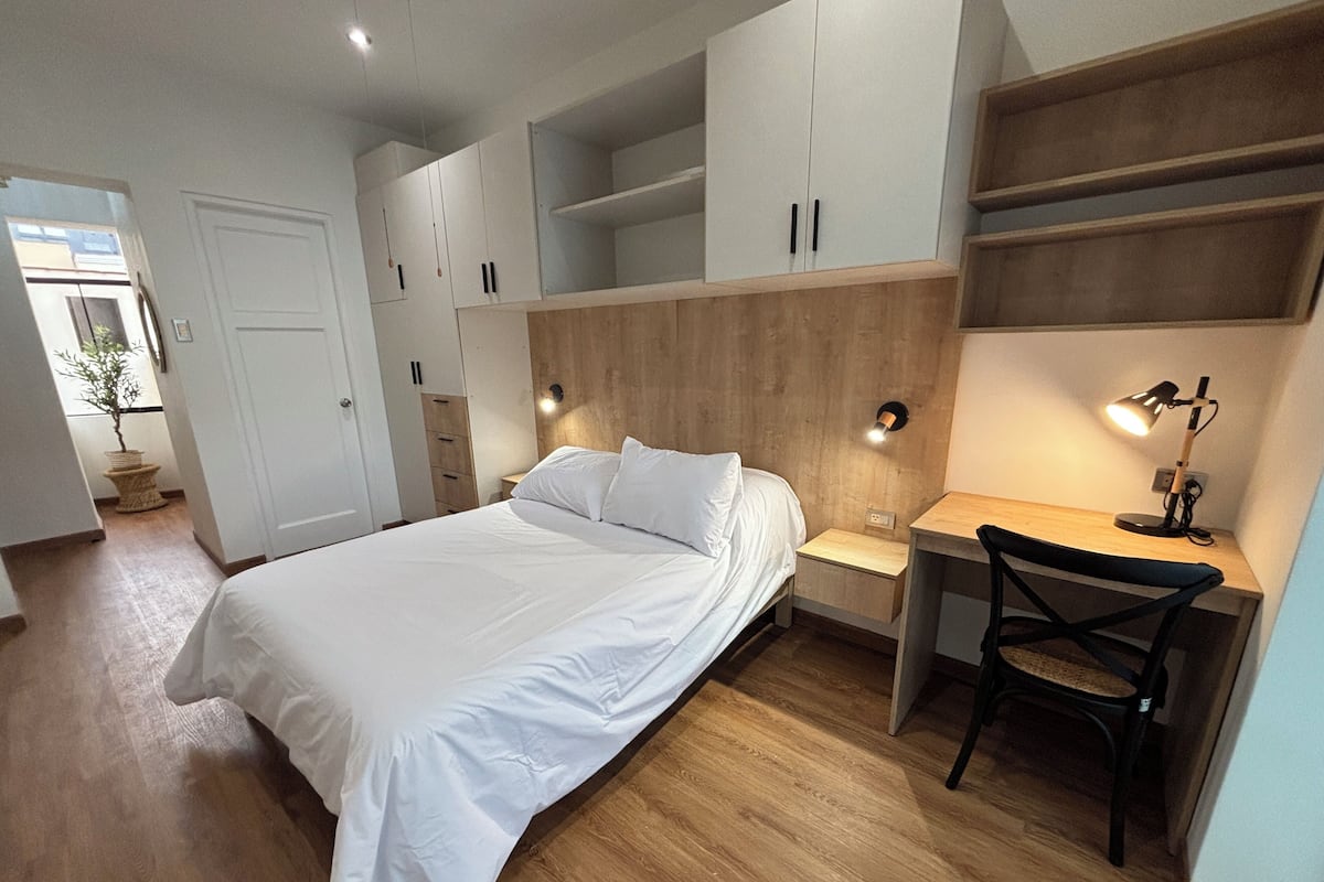 Apartamento sênior, 1 cama Queen | 1 quarto, cofres nos quartos, Wi-Fi de cortesia, roupa de cama