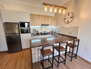 Refrigerador, microondas, utensilios de cocina