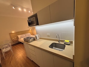 Apartamento sênior, 1 cama Queen | Cozinha privada | Geladeira, micro-ondas, talheres/pratos/utensílios de cozinha