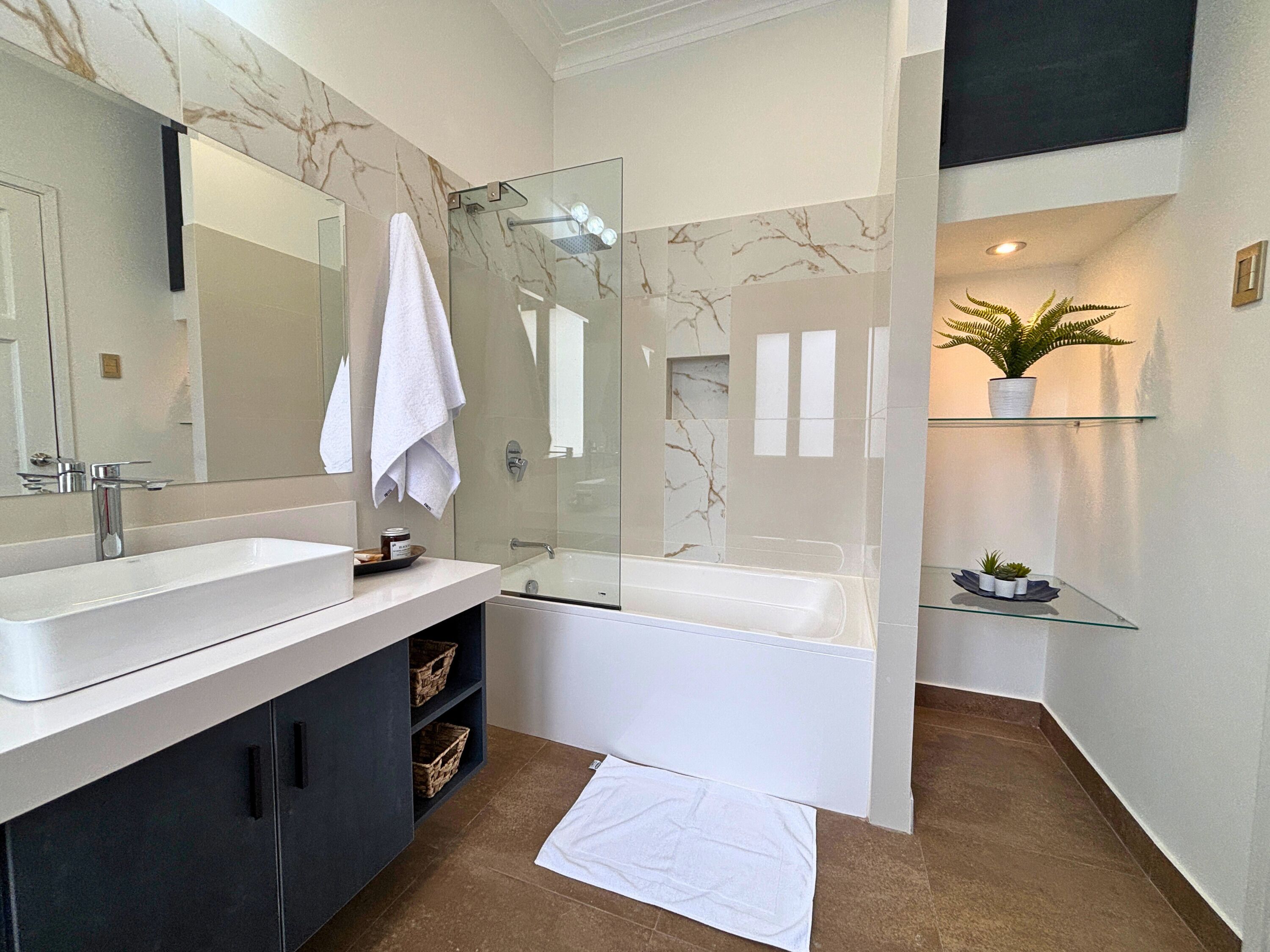Appartement Prestige, 1 très grand lit | Salle de bain | Douche, serviettes fournies