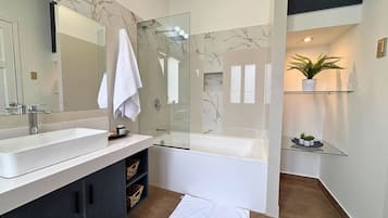 Appartement Prestige, 1 très grand lit | Salle de bain | Douche, serviettes fournies