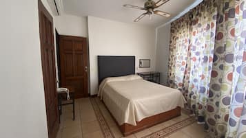 Habitación estándar, 1 cama matrimonial | Escritorio y ropa de cama