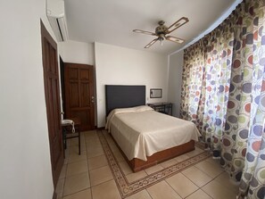 Standardzimmer, 1 Doppelbett | Schreibtisch, Bettwäsche