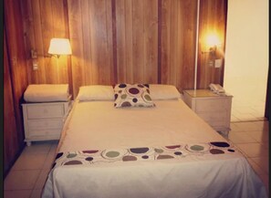 Escritorio y ropa de cama