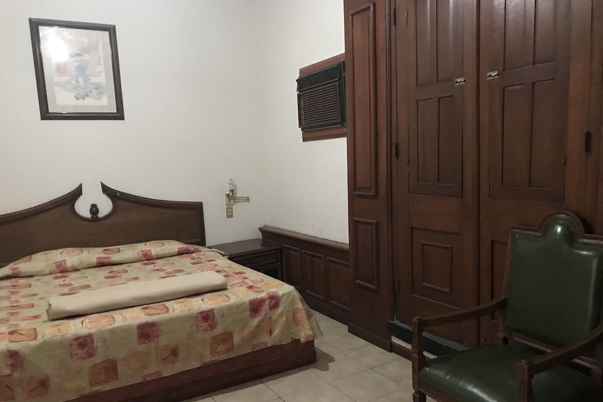 Standaard kamer, 1 kingsize bed | Een bureau, beddengoed