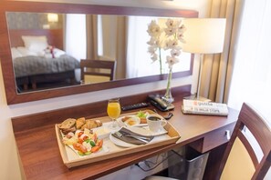 Room service – dining - City Center Rooms (Lodz)