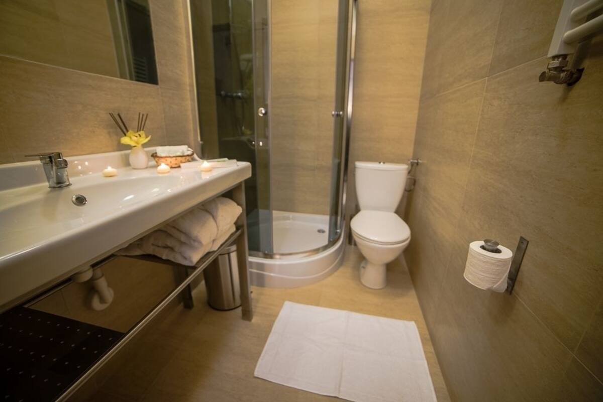 shower, free toiletries, hair dryer, bathrobes